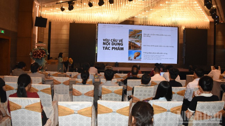 Đại diện Sở Văn hóa, Thể thao và Du lịch Đà Nẵng trình bày về thể lệ cuộc thi. (Ảnh: ANH ĐÀO) ndo_br_6-6654.jpg