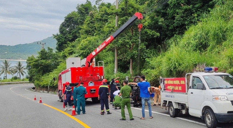 Lực lượng chức năng trục vớt phương tiện, điều tra nguyên nhân vụ tai nạn. (Ảnh: Công an cung cấp) 11-7tn5.jpg