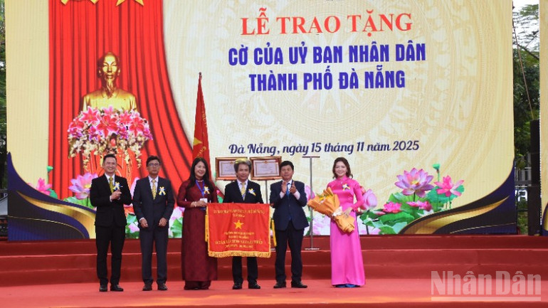 សាលាបានទទួលទង់ត្រាប់នៃគណៈកម្មាធិការប្រជាជនទីក្រុង Da Nang ។ ndo_br_dsc-9370-1419.jpg