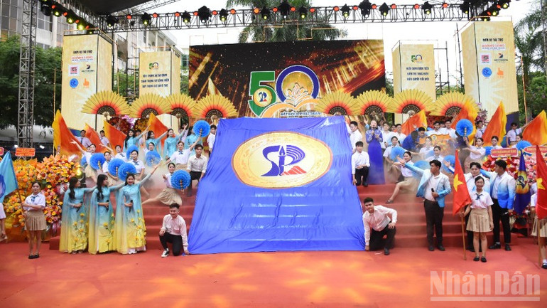 សាកលវិទ្យាល័យ Danang នៃការអប់រំប្រារព្ធខួប 50 ឆ្នាំនៃដំណើរអភិវឌ្ឍន៍។ ndo_br_dsc-9250-6012.jpg