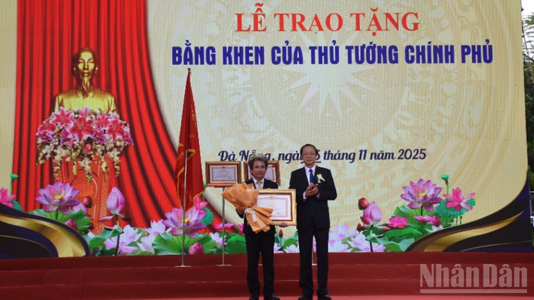 សាស្ត្រាចារ្យរង - បណ្ឌិត វ៉ូ វ៉ាន់មិញ នាយកសាលាបានទទួលវិញ្ញាបនបត្របញ្ជាក់គុណតម្លៃពីនាយករដ្ឋមន្ត្រី។ ndo_br_dsc-9357-7203.jpg