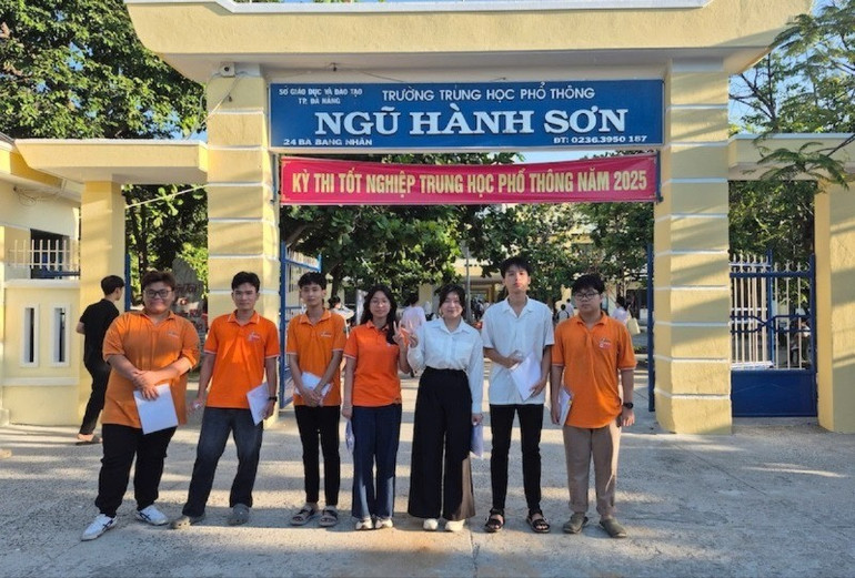 Học sinh Trường Hope tại Điểm thi Trường trung học phổ thông Ngũ Hành Sơn, sáng 26/6. (Ảnh: Q.Q) cac-con-1-4456.jpg