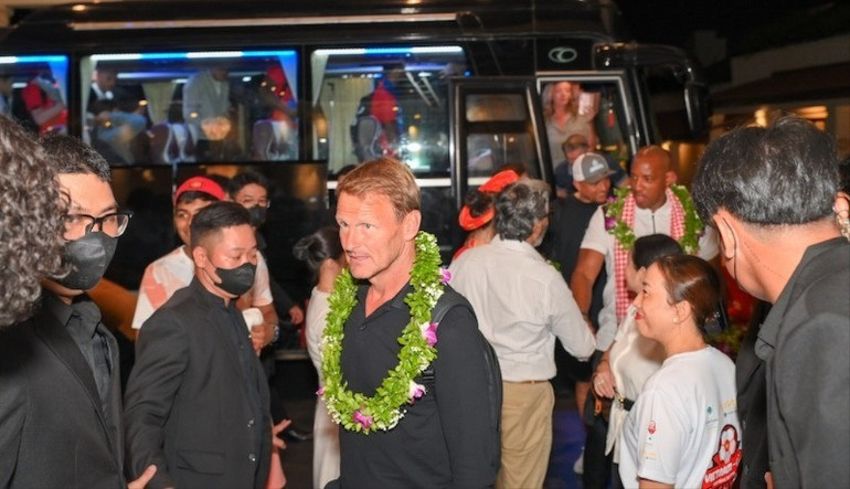 Teddy Sheringham chính thức hạ cánh đến thành phố Đà Nẵng. hinh-2-431.jpg