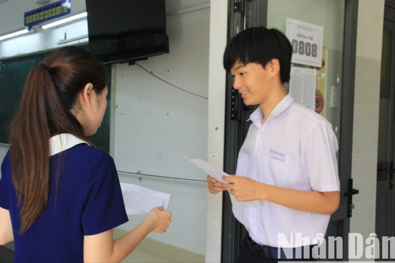 Thí sinh vào phòng thi tại Điểm thi Trường trung học cơ sở Kim Đồng. (Ảnh: ANH ĐÀO) img-9854-8211.jpg