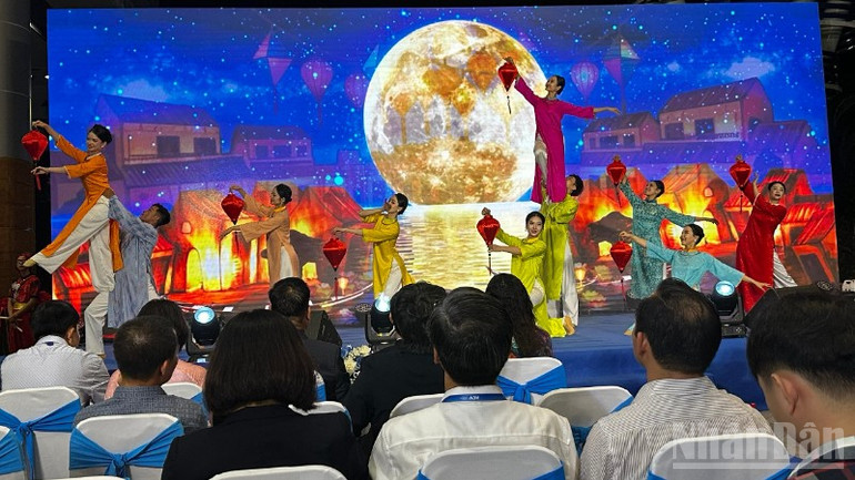 កម្មវិធីសិល្បៈពិសេសស្វាគមន៍ក្រុមហ៊ុនអាកាសចរណ៍ China Southern Airlines ជើងហោះហើរ CZ8155 ទៅកាន់ទីក្រុង Da Nang ។ (រូបថត៖ ANH DAO) ndo_br_a35bba5f4edec4809dcf-3098.jpg