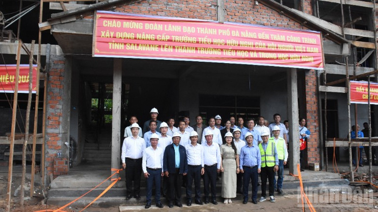 Đoàn công tác của Thường trực Thành ủy Đà Nẵng thăm, kiểm tra tiến độ Dự án Nâng cấp trường tiểu học hữu nghị của hội người Việt Nam tỉnh Salavane (Lào) lên thành trường tiểu học và trung học hữu nghị. (Ảnh: ANH ĐÀO) ndo_br_truong-hoc-1-3090.jpg