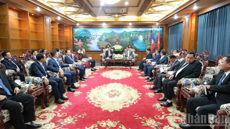 Đoàn công tác của Thường trực Thành ủy Đà Nẵng làm việc với lãnh đạo tỉnh Champasak chiều ngày 29/10. (Ảnh: ANH ĐÀO) ndo_br_1632793117914074331-2607.jpg