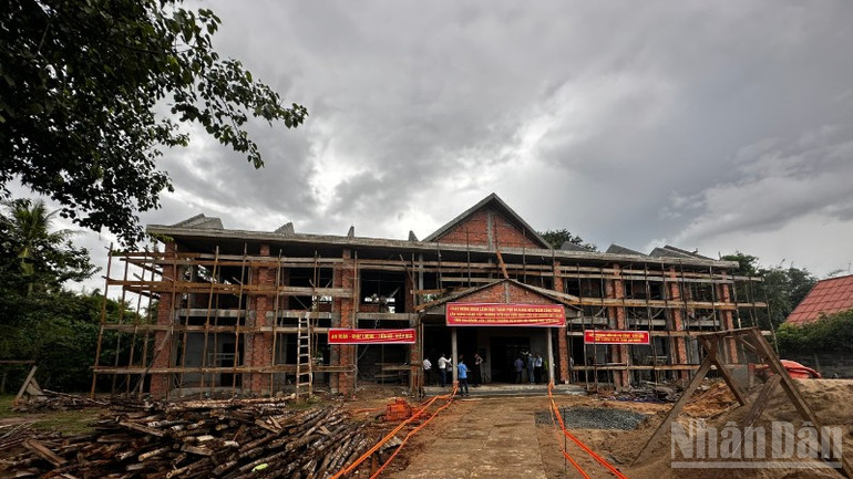 Dự án Nâng cấp trường tiểu học hữu nghị của hội người Việt Nam tỉnh Salavane lên thành trường tiểu học và trung học hữu nghị hiện đang thi công, dự kiến hoàn thành trước ngày 15/12/2025. (Ảnh: ANH ĐÀO) ndo_br_02b437284c97c1c99886-6899.jpg