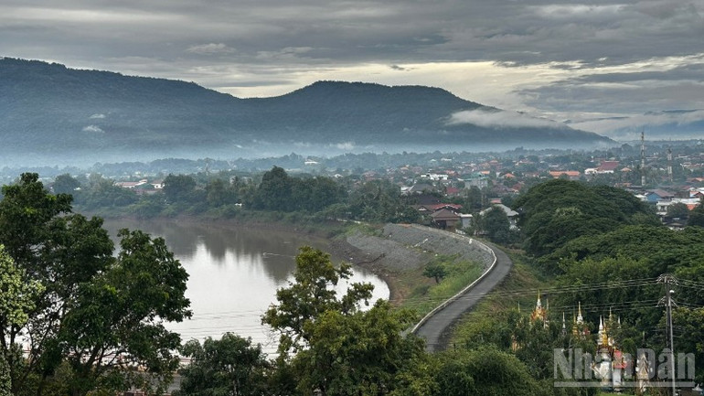 Một góc của trung tâm tỉnh Champasak. (Ảnh: ANH ĐÀO) ndo_br_1a0e2d6714d89986c0c9-3794.jpg
