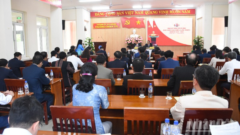 Các Tổ thảo luận, đề xuất nhiều ý kiến về phát triển kinh tế-xã hội trong nhiệm kỳ mới. ndo_br_dsc-5272-2535.jpg