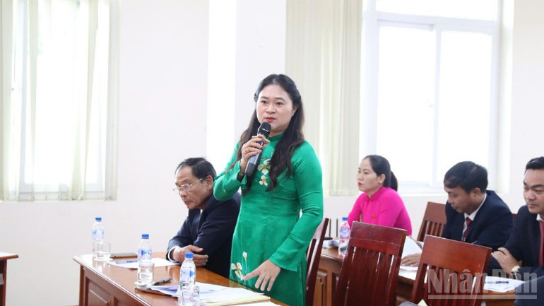 Bí thư Đảng ủy, Chủ tịch Hội đồng nhân dân phường Hải Châu Cao Thị Huyền Trân đóng góp ý kiến. ndo_br_a83525e3cbb441ea18a5-853.jpg