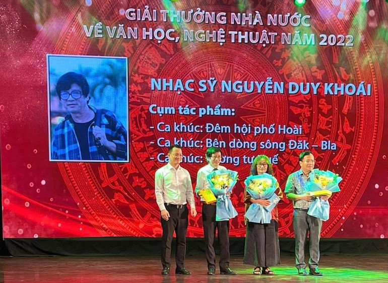 Nhạc sĩ Nguyễn Duy Khoái (thứ hai từ trái qua) tại lễ vinh danh các văn nghệ sĩ Đà Nẵng đoạt Giải thưởng Nhà nước năm 2022. anh-khoai-1.jpg