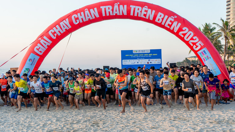Hàng nghìn vận động viên tham gia Giải chạy chân trần trên biển 2025. giai-chay-chan-tran-19.jpg