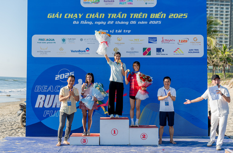 Các nữ vận động viên giành chiến thắng tại sự kiện. (Ảnh: ANH ĐÀO) giai-chay-chan-tran-54.jpg