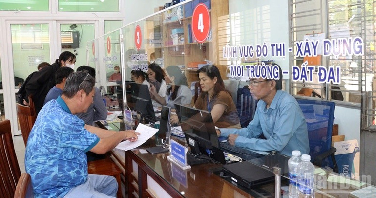 Cán bộ Trung tâm phục vụ hành chính công phương Liên Chiểu liên tục tăng ca bảo đảm công việc thông suốt. ndo_br_111940b12253ab0df242.jpg