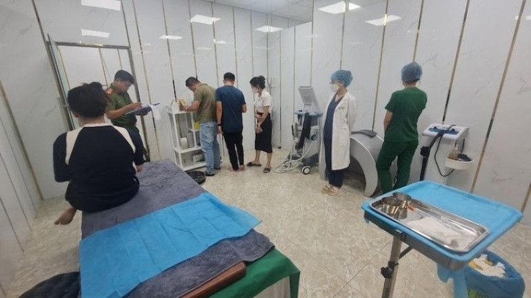 Lực lượng chức năng lập biên bản tại cơ sở phun thêu thẩm mỹ ID Korea ngày 24/10/2023, cơ sở này sử dụng "bác sỹ" giả để thực hiện phẫu thuật thẩm mỹ cho khách hàng. (Ảnh: Công an cung cấp) lap-bien-ban-vu-viec-1537-7717.jpg