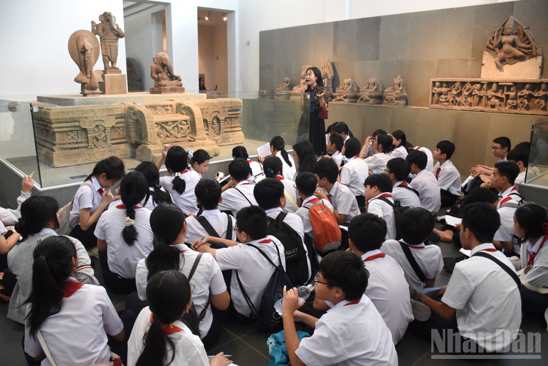 Studenti střední školy Le Thi Hong Gam ve městě Da Nang během mimoškolní aktivity v Muzeu čamských soch. ndo_br_3.jpg