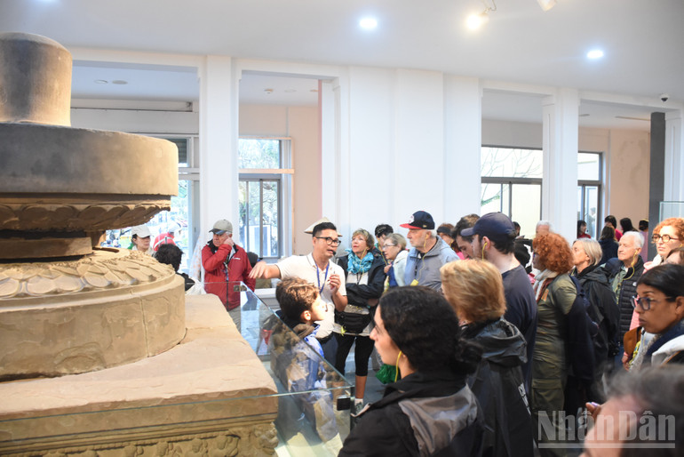 Zahraniční turisté navštěvují Muzeum čamských soch. ndo_br_4.jpg