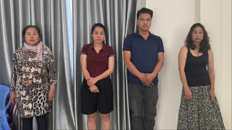 Lê Thị Thúy Phương, Trần Thị Nguyên, Đỗ Công Khuê và Nguyễn Kim Anh (từ trái qua) tại cơ quan Công an. (Ảnh: Công an cung cấp) 9-6tc1-2450.jpg