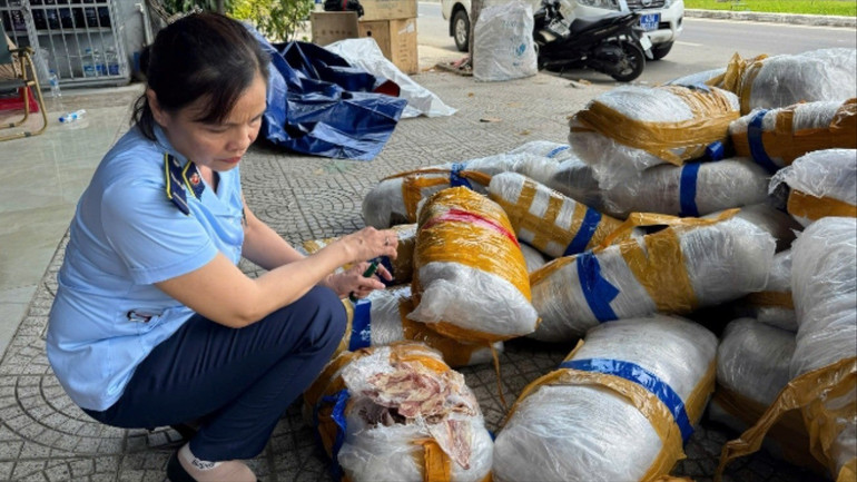 Toàn bộ bao hàng chứa mực khô đã mốc, gây ô nhiễm môi trường, bị vứt bỏ trên vỉa hè. ((Ảnh: Chi cục Quản lý thị trường Đà Nẵng) tai-xuong-9884.jpg