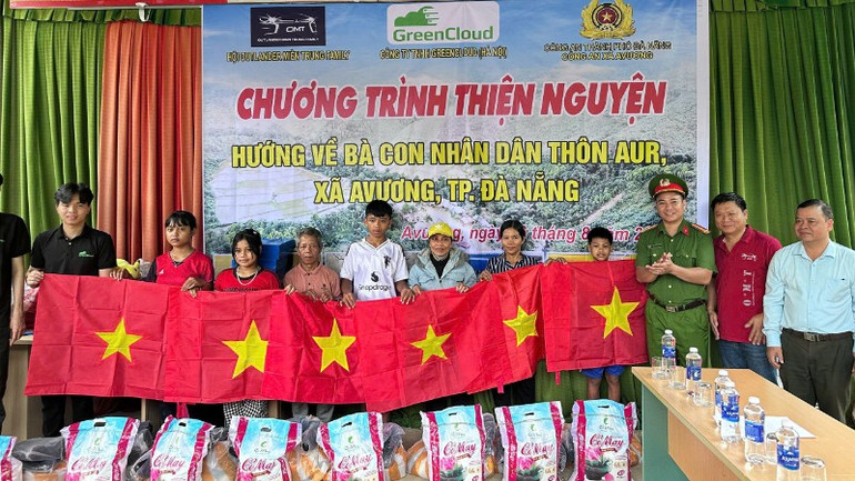 Những lá cờ Tổ quốc mới được trao tặng bà con đồng bào Cơ Tu thôn Aur. (Ảnh: PHẠM THỦY) a8d48dcb64f7eca9b5e6-5603.jpg