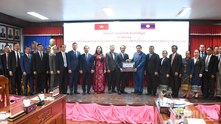 Đoàn công tác của Thường trực Thành ủy Đà Nẵng thăm, làm việc tại tỉnh Sekong. (Ảnh: ANH ĐÀO) ndo_br_tang-qua-1-1924.jpg