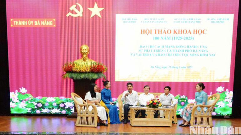 Những khách mời giao lưu chia sẻ thêm về vai trò, vị thế của nghề báo, phóng viên trong dòng chảy báo chí hiện đại. (Ảnh: ANH ĐÀO) 548e95a80d50b90ee041-7614.jpg