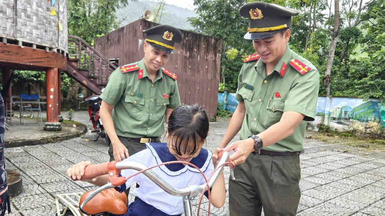 Niềm vui của các em học sinh với món quà đầu năm học mới. (Ảnh: AD) ndo_br_0772fe880fed84b3ddfc-947.jpg