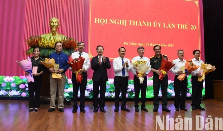 Thường trực Thành ủy Đà Nẵng tặng hoa tri ân các đồng chí trong Ban Chấp hành thuyên chuyển công tác, nghỉ hưu theo quy định và nghỉ hưu trước tuổi. (Ảnh: ANH ĐÀO) 3-6849.jpg