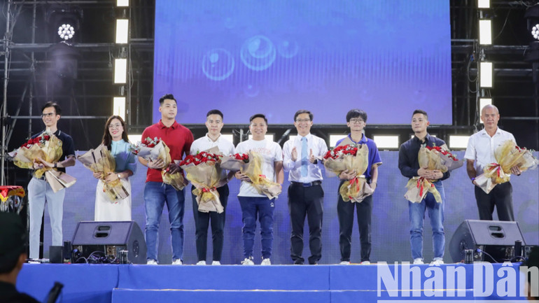 Sở Văn hóa, Thể thao và Du lịch Đà Nẵng tặng hoa tri ân các doanh nghiệp cùng đồng hành, tài trợ cho chương trình. (Ảnh: ANH ĐÀO) ebf500ac3fa288fcd1b3-5386.jpg