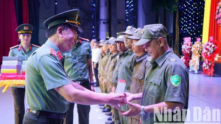 Thượng tướng Trần Quốc Tỏ trao quà tặng cho lực lượng an ninh cơ sở. (Ảnh: ANH ĐÀO) 8c7ef489458ef2d0ab9f-4606.jpg