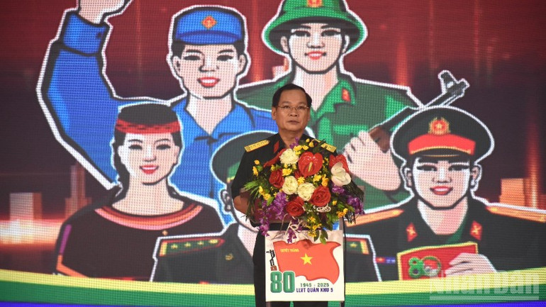 Đại tá Đỗ Thanh Xuân, Phó Chủ nhiệm Chính trị Quân khu 5 phát biểu tại chương trình. ndo_br_dsc-6866-3695.jpg