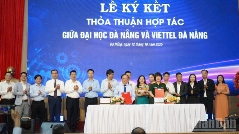 I forbindelse med programmet signerte Danang University en samarbeidsavtale med bedrifter for å følge og støtte studenter i vitenskapelig forskning. (Foto: ANH DAO) ndo_br_ac3c82e14594c8ca9185-4842.jpg