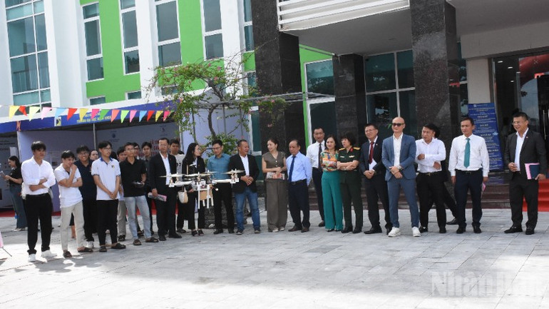 Mange prisvinnende vitenskapelige forskningsprodukter fra studenter ved Danang University ble vist frem og stilt ut på Youth Creativity Festival i 2025. (Foto: ANH DAO) ndo_br_dsc-6762-4231.jpg