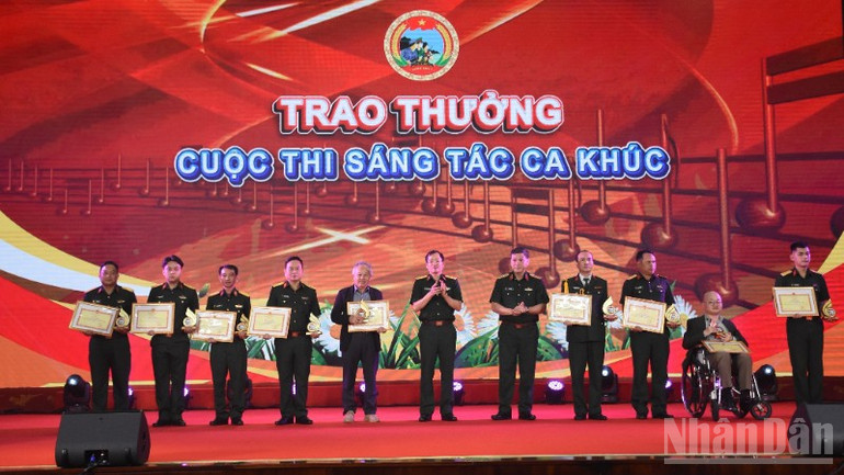 Trung tướng Lê Ngọc Hải, Tư lệnh Quân khu 5 và Đại tá Lương Đình Chung, Chính ủy Quân khu 5 trao giải cho các tác giả đoạt giải cuộc thi sáng tác ca khúc. (Ảnh: ANH ĐÀO) ndo_br_dsc-6968-3641.jpg