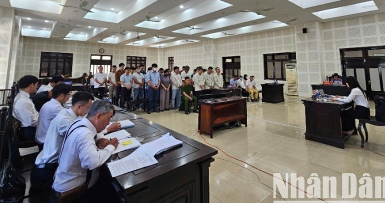 Quang cảnh phiên tòa ngày 24/6. (ẢNH: ANH ĐÀO) 1bd0ce8fa5b712e94ba6-2281.jpg