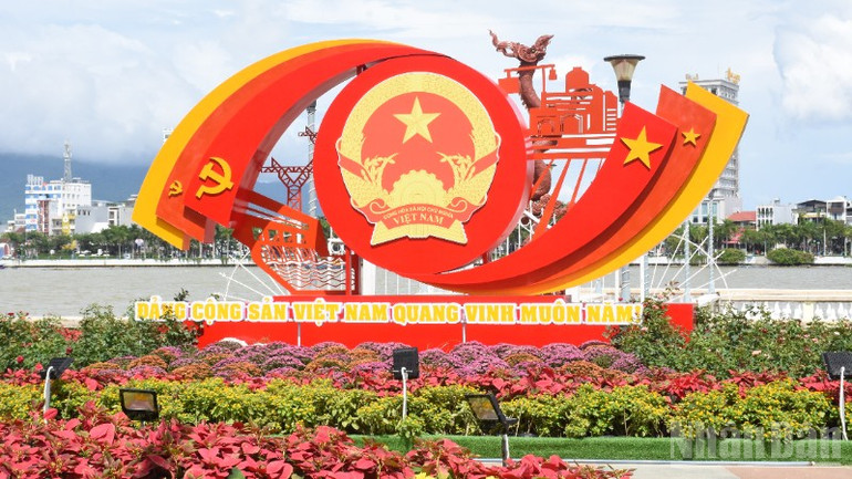 Đường phố trung tâm thành phố Đà Nẵng được trang hoàng chỉn chu chào mừng thành phố mới. (Ảnh: ANH ĐÀO) ndo_br_dsc-4893-3040.jpg