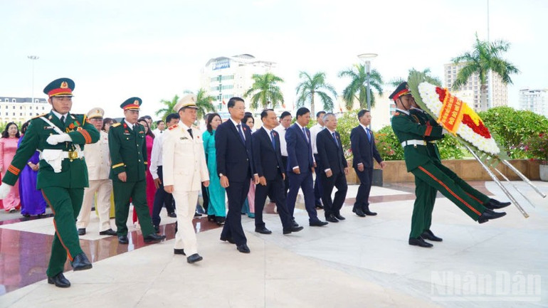 Đoàn đại biểu dâng hương các anh hùng liệt sĩ tại Đài tưởng niệm thành phố sáng ngày 16/9. (Ảnh: ANH ĐÀO) ndo_br_gen-h-1-danghuong-906.jpg