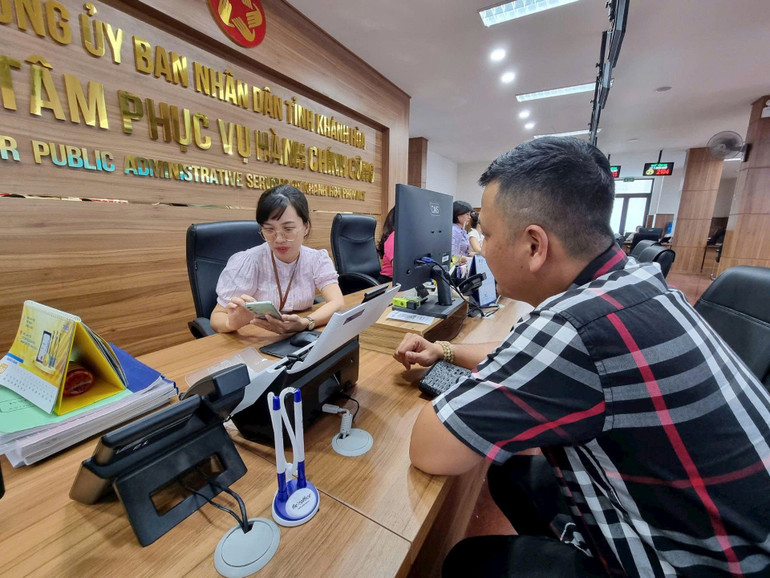 Hướng dẫn người dân làm thủ tục trên VNeID tại Trung tâm Phục vụ hành chính công tỉnh Khánh Hòa. som-on-dinh-22.jpg