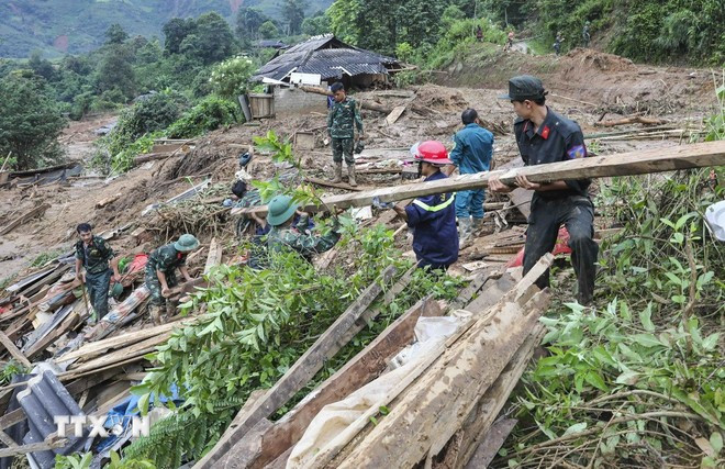 Lực lượng vũ trang hỗ trợ người dân khắc phục hậu quả lũ quét, sạt lở đất. (Ảnh: Xuân Tư/TTXVN) Lực lượng vũ trang hỗ trợ người dân khắc phục hậu quả lũ quét, sạt lở đất. (Ảnh: Xuân Tư/TTXVN)