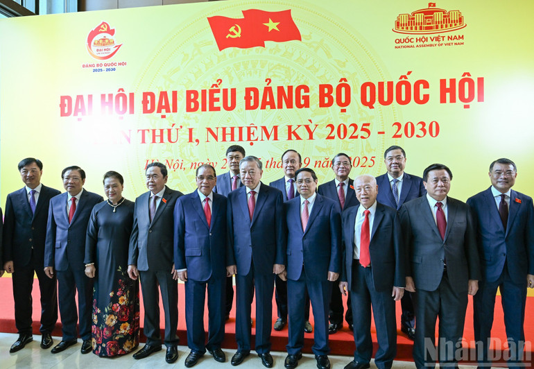 Tổng Bí thư Tô Lâm cùng các đồng chí lãnh đạo, nguyên lãnh đạo Đảng, Nhà nước dự Đại hội. image-1.jpg