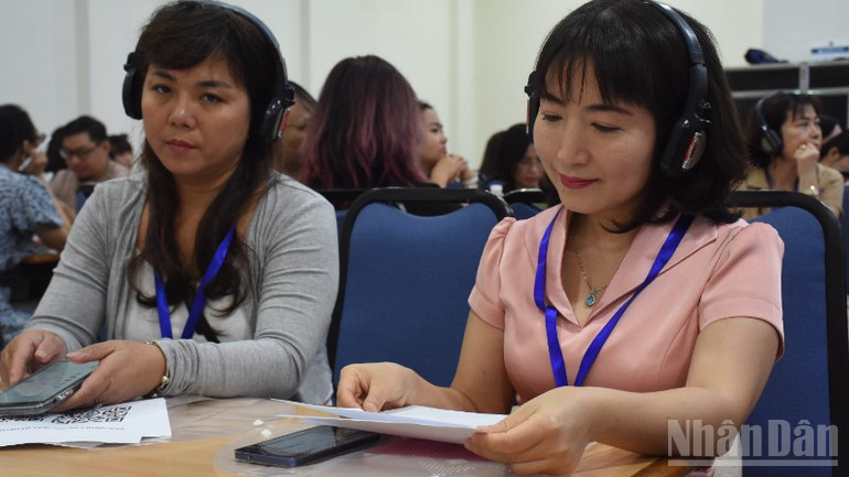 Lehrer und Dozenten stellen auf dem Forum neue Methoden des Englischunterrichts vor. (Foto: ANH DAO) ndo_br_dsc-3554-2678.jpg