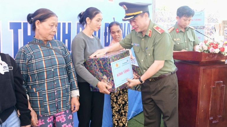 Thiếu tướng Nguyễn Hữu Hợp, Bí thư Đảng ủy, Giám đốc Công an thành phố Đà Nẵng tặng quà mừng tân gia cho các hộ gia đình có nhà mới trên địa bàn các xã Phước Năng, Phước Chánh, Phước Hiệp và Khâm Đức. (Ảnh: PV) 4537682268003424046-2539.jpg