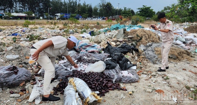 Trước đó, ngày 10/6, lực lượng chức năng thành phố Đà Nẵng đã phát hiện một lượng lớn thuốc còn hạn sử dụng của Công ty cổ phần Dược Trung ương 3 bị đổ ra bãi rác. (Ảnh: CÔNG VINH) ndo_br_e1360f439f3817664e29.jpg