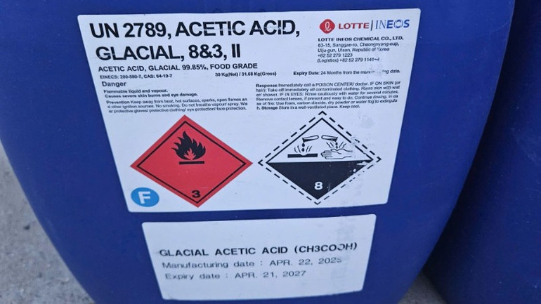 Các đối tượng đã sử dụng axit axetic để sản xuất ra hàng ngàn lít giấm giả tuồn ra thị trường tiêu thụ. (Ảnh: Công an cung cấp) 16e75d0dad9226cc7f83-6707-3823.jpg