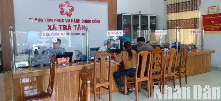 Người dân đến làm thủ tục tại Trung tâm phục vụ hành chính công xã Trà Tân. 65e47cd3b110384e6101-1-5870.jpg