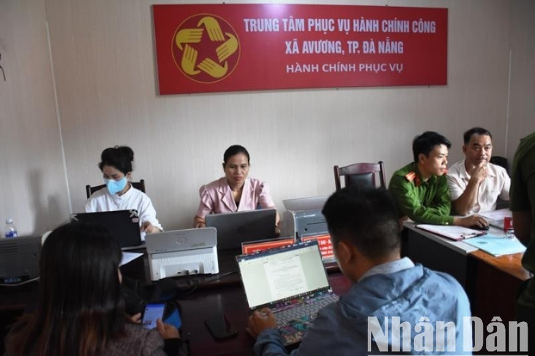 Trung tâm phục vụ hành chính công xã A Vương, thành phố Đà Nẵng, hiện đang thuê tạm một căn nhà cấp 4 của người dân để làm việc trong nhiều điều kiện khó khăn. dsc-2039-606.jpg