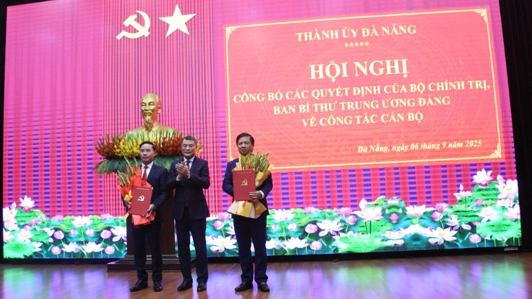 Đồng chí Lê Minh Hưng trao các Quyết định cho tân Bí thư Thành ủy Đà Nẵng Lương Nguyễn Minh Triết và Phó Bí thư Thành ủy Đà Nẵng Phạm Đức Ấn. (Ảnh: ANH ĐÀO) anh-hung-4989.jpg