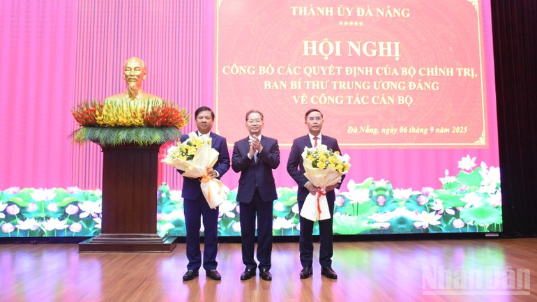 Phó Tổng Thường trực Thanh tra Chính phủ Nguyễn Văn Quảng tặng hoa chúc mừng các đồng chí vừa nhận nhiệm vụ. (Ảnh: ANH ĐÀO) ndo_br_a-quang-5894.jpg