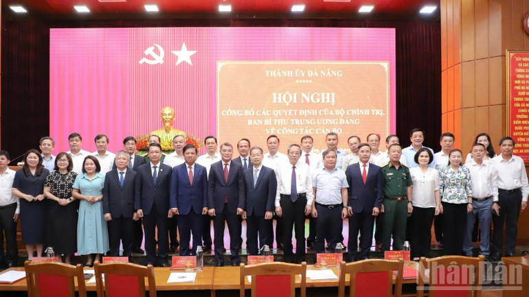 Các đồng chí đại biểu dự hội nghị chụp ảnh lưu niệm. (Ảnh: ANH ĐÀO) ndo_br_f8a37e8ac5454e1b1754-8026.jpg